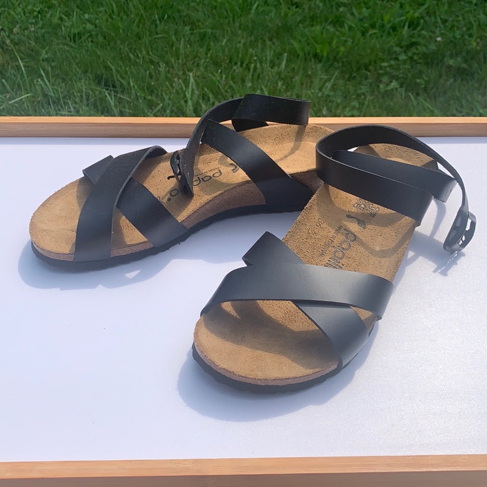 Papillio-cross front & buckle sandal